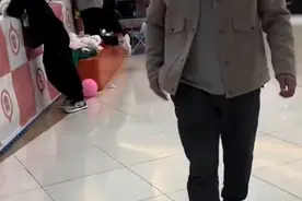 女童游乐场玩耍胳膊脱臼，巧遇接骨高手一秒接好图片