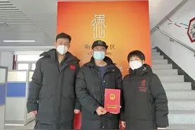 “办证难”问题终得解，朝丰二期回迁房居民拿到不动产权证图片