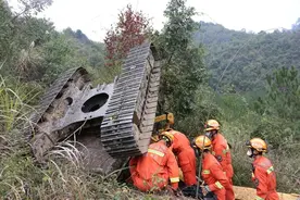 危险！遵义一挖掘机连人带车，坠下50米山坡！图片