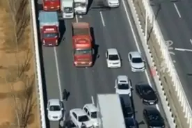 航拍新郑黄河大桥车祸现场，数百辆车像“拧麻花”图片