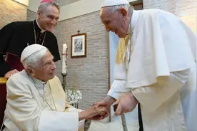 前任罗马教皇健康状况恶化，现任教皇呼吁信众祈祷图片