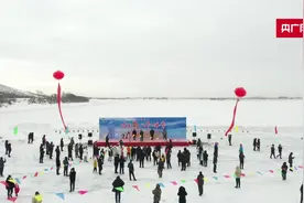 探秘冬捕“头鱼”  ：鳇鱼罕见出水  身披红纱成“头鱼”图片