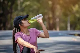 电解质水卖断货 “Z世代”成功能饮料消费主力军图片