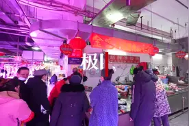 猪肉价格下跌，武汉市民赶制腊肠、腊肉年味浓图片