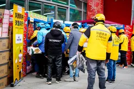 上海的外卖运力跟得上吗？新注册美团骑手日增30%，一个个骑手抗疫驿站涌现图片