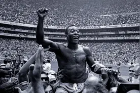 3 届世界杯，1363场比赛，1279个进球，回顾球王贝利照片中的人生图片