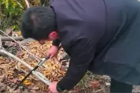 永州一老人店门口摔倒店员扶起后还做了拐杖：看到老人就想起奶奶图片