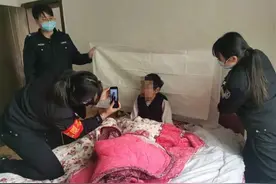 卧床老人身份证过期，湖北大冶民警上门办证图片