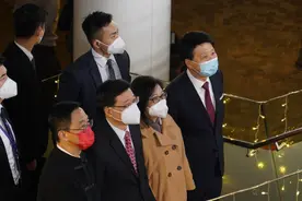 李家超昨夜与市民一起跨年倒数迎接2023，烟火点亮维多利亚港图片