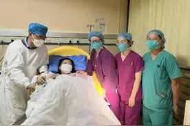 新年第一天，元旦宝宝来了！爸爸妈妈们许下共同祝福：健康快乐成长！图片