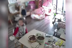 医护父母上班太忙，10岁哥哥独自照顾3岁妹妹吃饭图片