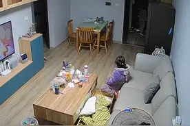 长沙父母假装陌生人敲门测试姐弟俩，两个孩子的反应亮了图片