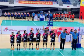 年过半百 他们打气排球庆新年图片