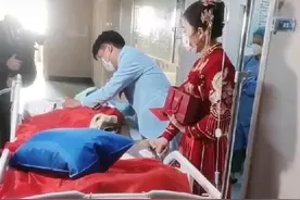 感动万千网友！婚礼当天小两口到医院给重症父亲磕头，新郎发声图片