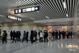 新年首个工作日，地铁16号线贯通运营后首次服务早高峰图片