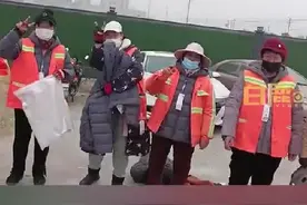 好暖！服装店老板买200件棉衣送环卫工图片