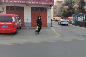 商户私自占用公共停车位，城管现场办公解民忧图片