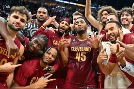 单场71分，历史第六人：米切尔大嚼武切维奇图片