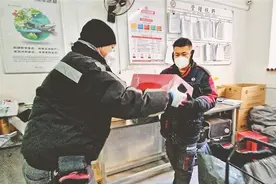 寒冬腊月 快递小哥送件忙图片