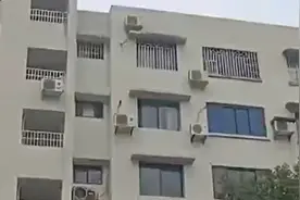 卖气球爷爷钱包被气球带飞，老人一路狂奔追赶图片