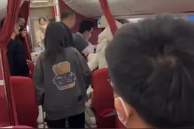 男子大喊“死神来了”冲击飞机前舱门，亲历者：被制服后还喊奇言怪语，见到民警才蔫了图片