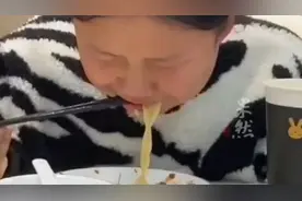 妹妹自信认为姐姐辅导作业肯定满分，结果辅导四题错三题图片