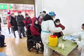武汉江夏：疫苗接种下社区 让老年人的疫苗接种工作既有“速度”又有“温度”图片