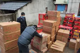 杭州公安查处“大吉大利”“亿万富翁”等非法储存烟花爆竹100余箱图片