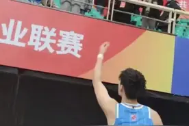 CBA惊现闹剧：首钢球员曾凡博送球鞋引发球迷与保安哄抢 曾凡博发文回应图片