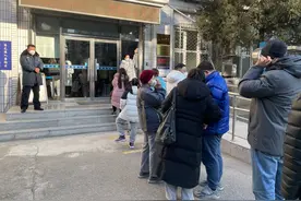 移民管理政策优化前夕，记者探访朝阳出入境接待大厅：长队排到门外图片