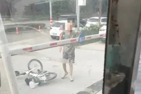 12岁少年骑自行车遭道闸杆砸伤，起诉物业索赔被驳回图片