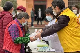 巴南为60岁以上老年人免费发放23万份“健康包”图片