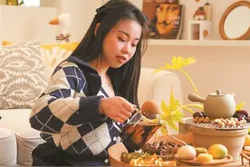 煮茶、烤橘子、嗑瓜子 居家围住一方人间烟火气图片