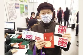 《癸卯年》特种邮票昨起发售 西安邮迷争相目睹兔票“芳容”图片