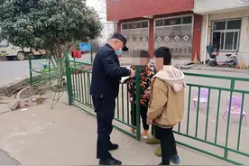 三名小学生马路边捡到钱包，报警求助后和警察叔叔一起寻找失主图片