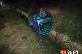 大灯坏了还敢夜间行车，三轮车遇积水失控翻入水沟中图片