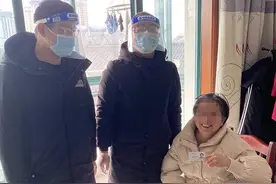 刚做过手术的客户，输错密码致账户锁定，银行员工上门解决难题图片