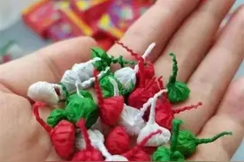 摔炮做得像糖果小孩误咬被炸伤，包装能改进吗？厂家回应图片