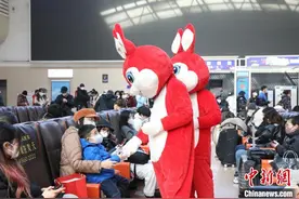 辽宁大连火车站：多彩活动温暖旅客回家路图片