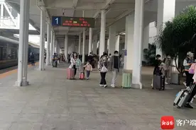 春运首日海口火车站客流明显增加 进出岛列车与市郊列车“无缝衔接”图片