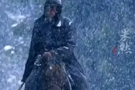 新疆护林员爷爷雪中骑马，如同仗剑走天涯的侠客图片