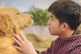 小院门口张望3个多小时 母子相拥转圈圈温暖众人图片