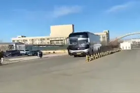 中蒙边境二连浩特口岸旅客通道开关，当地翘首迎接“久违的客商”图片