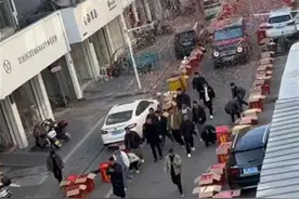 车主提新车后亲友沿街摆数百箱礼花庆祝，目击者：当地习俗，已清扫图片