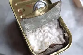 四川一沃尔玛被曝出售变质午餐肉罐头，消费者：希望得到门店的诚恳致歉图片