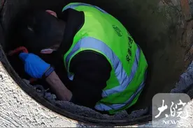 点赞！高速服务区工作人员为旅客窨井中捞钥匙图片