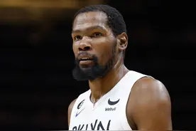 杜兰特右膝内侧副韧带扭伤，预计缺阵一个月图片