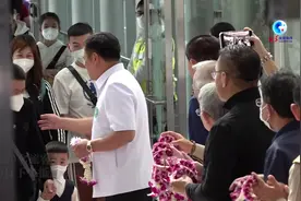 全球连线 | 泰国副总理到机场欢迎防疫政策调整后首批抵泰中国旅客图片