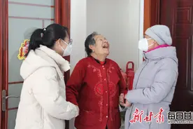 兰州新区商投集团综保物业公司：温暖孤独长者心 爱续佳节关怀情图片