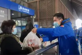 苏州一老奶奶捐出5万元给返乡人员 志愿者：奶奶不留名 从阳台把现金扔出来的图片